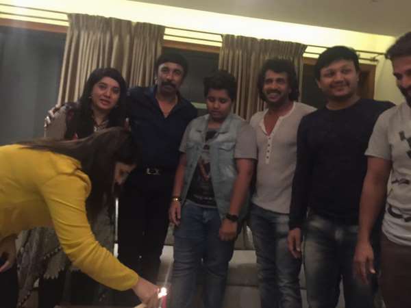 -ಬರ್ತ್ ಡೇ ಬಾಯ್ ಸೌಂದರ್ಯ ಜಗದೀಶ್, ಪತ್ನಿ ರೇಖಾ ಜಗದೀಶ್, ಮಗ ಮಾಸ್ಟರ್ ಸ್ನೇಹಿತ್, ಉಪ್ಪಿ, ಗಣಿ, ವಿಜಯ್