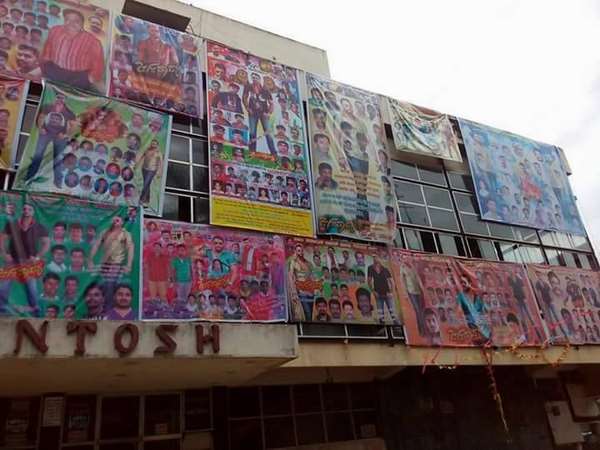 -ಕಟೌಟ್ ನಲ್ಲಿ ಶೃಂಗಾರಗೊಂಡಿರುವ ಸಂತೋಷ್ ಚಿತ್ರಮಂದಿರ 