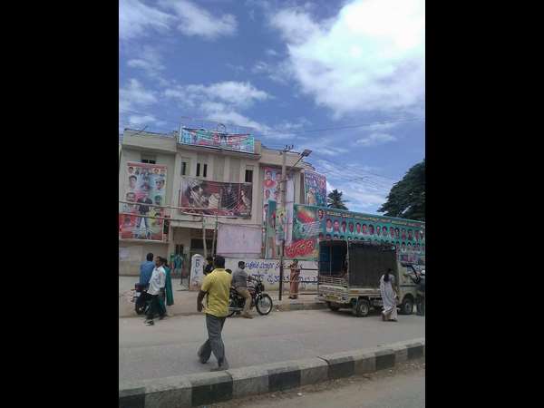 -ಕಟೌಟ್ ನಲ್ಲಿ ಶೃಂಗಾರಗೊಂಡಿರುವ ಚಿತ್ರಮಂದಿರ 