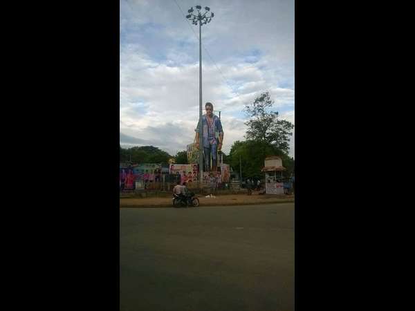 -ಕಟೌಟ್ ನಲ್ಲಿ ಶೃಂಗಾರಗೊಂಡಿರುವ ಚಿತ್ರಮಂದಿರ