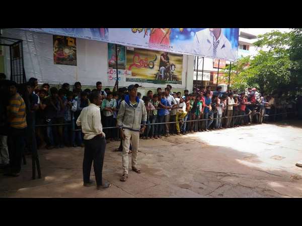 -ಟಿಕೆಟ್ ಗಾಗಿ ಕ್ಯೂ ನಿಂತ ಅಭಿಮಾನಿಗಳು