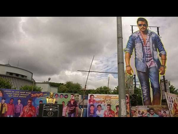 -ಕಟೌಟ್ ನಲ್ಲಿ ಶೃಂಗಾರಗೊಂಡಿರುವ ಚಿತ್ರಮಂದಿರ 