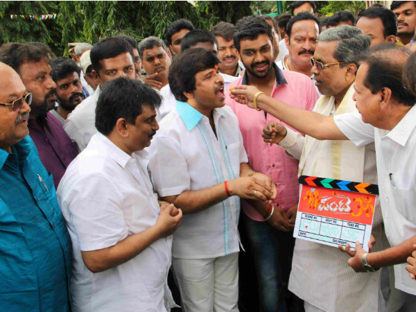 -ಎಸ್ ನಾರಾಯಣ್ ಗೆ ಸಿಹಿ ತಿನ್ನಿಸುತ್ತಿರುವ ಸಾರಾ ಗೋವಿಂದು