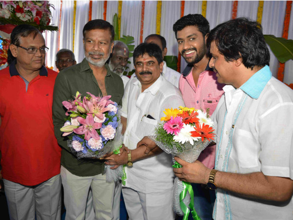 -ಅತಿಥಿಗಳಿಗೆ ಹೂಗುಚ್ಛ ನೀಡಿ ಸ್ವಾಗತಿಸಿದ ಎಸ್ ನಾರಾಯಣ್