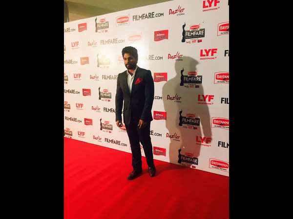 ರೆಡ್ ಕಾರ್ಪೆಟ್ ಮೇಲೆ ಕ್ಯಾಮರಾ ಕಂಗಳಿಗೆ ಪೋಸ್ ಕೊಟ್ಟ ಅಲ್ಲು ಅರ್ಜುನ್