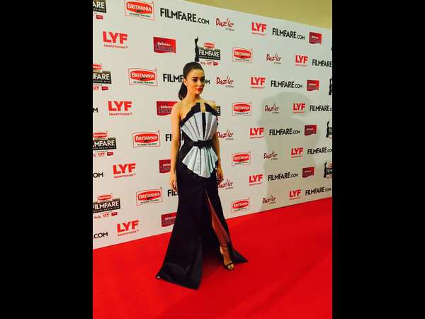 ರೆಡ್ ಕಾರ್ಪೆಟ್ ಮೇಲೆ ಕ್ಯಾಮರಾ ಕಂಗಳಿಗೆ ಪೋಸ್ ಕೊಟ್ಟ ಆಮಿ ಜಾಕ್ಸನ್