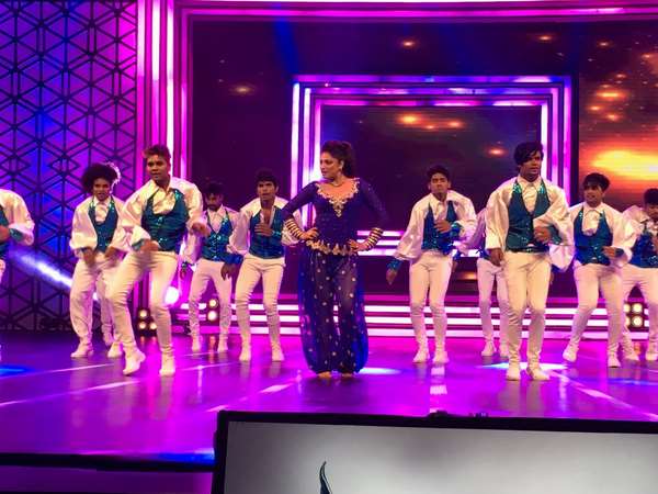 63ನೇ ಫಿಲಂಫೇರ್ ಪ್ರಶಸ್ತಿ ಪ್ರದಾನ ಸಮಾರಂಭದಲ್ಲಿ ನೃತ್ಯ ಪ್ರದರ್ಶನ ನೀಡಿದ ಹರಿಪ್ರಿಯಾ