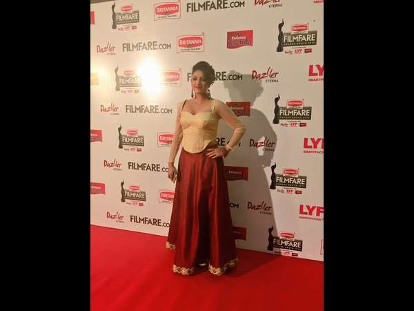 ರೆಡ್ ಕಾರ್ಪೆಟ್ ಮೇಲೆ ಕ್ಯಾಮರಾ ಕಂಗಳಿಗೆ ಪೋಸ್ ಕೊಟ್ಟ ನಟಿ ಹರಿಪ್ರಿಯಾ