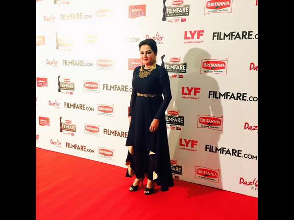 ರೆಡ್ ಕಾರ್ಪೆಟ್ ಮೇಲೆ ಕ್ಯಾಮರಾ ಕಂಗಳಿಗೆ ಪೋಸ್ ಕೊಟ್ಟ ನಟಿ ಜಯಪ್ರದ