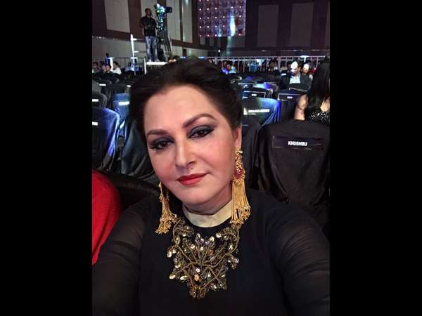 63ನೇ ಫಿಲಂಫೇರ್ ಪ್ರಶಸ್ತಿ ಪ್ರದಾನ ಸಮಾರಂಭದಲ್ಲಿ ನಟಿ ಜಯಪ್ರದ