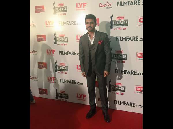 63ನೇ ಫಿಲಂಫೇರ್ ರೆಡ್ ಕಾರ್ಪೆಟ್ ಮೇಲೆ ಕ್ಯಾಮರಾ ಕಂಗಳಿಗೆ ಪೋಸ್ ಕೊಟ್ಟ ನಟ ರಾಮ್ ಚರಣ್ ತೇಜಾ