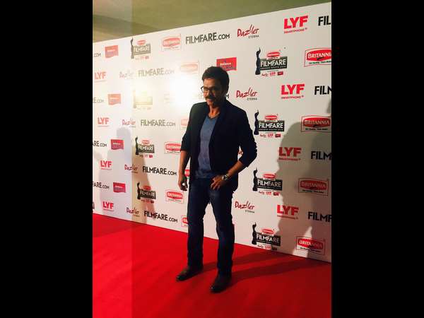 ರೆಡ್ ಕಾರ್ಪೆಟ್ ಮೇಲೆ ಕ್ಯಾಮರಾ ಕಂಗಳಿಗೆ ಪೋಸ್ ಕೊಟ್ಟ ನಟ ವೆಂಕಟೇಶ್