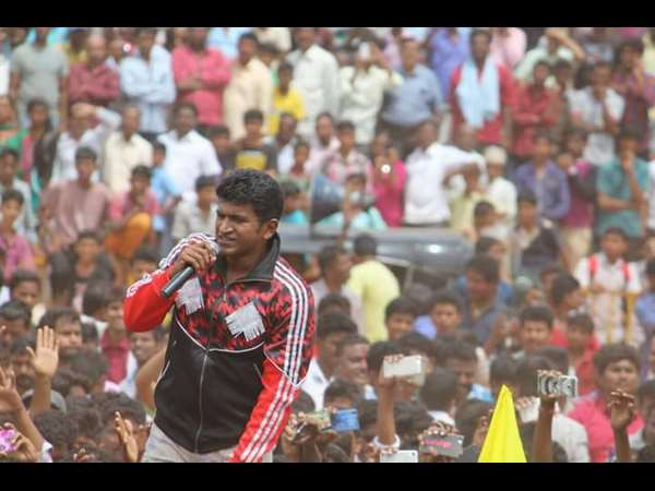 'ಹೊಸಪೇಟೆ'ಯಲ್ಲಿ ಪುನೀತ್ ಗೆ ಗಾಳಿಯಲ್ಲಿ ಮುತ್ತಿಕ್ಕಿದ ಅಭಿಮಾನಿಗಳು