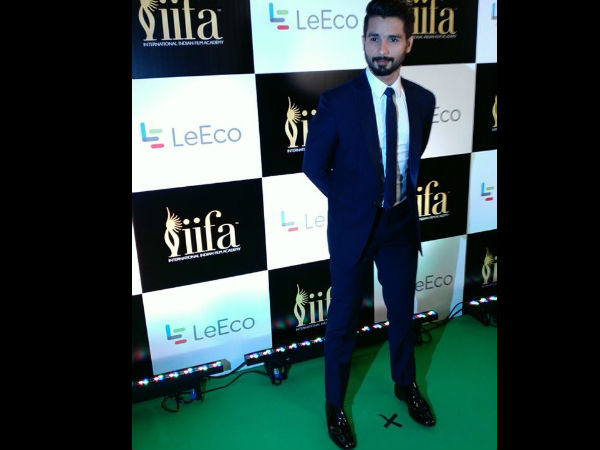 ಐಫಾ ಪ್ರಶಸ್ತಿ 2016 ಪ್ರಶಸ್ತಿ ಪ್ರದಾನ ಸಮಾರಂಭದಲ್ಲಿ ನಟ ಶಾಹೀದ್ ಕಪೂರ್