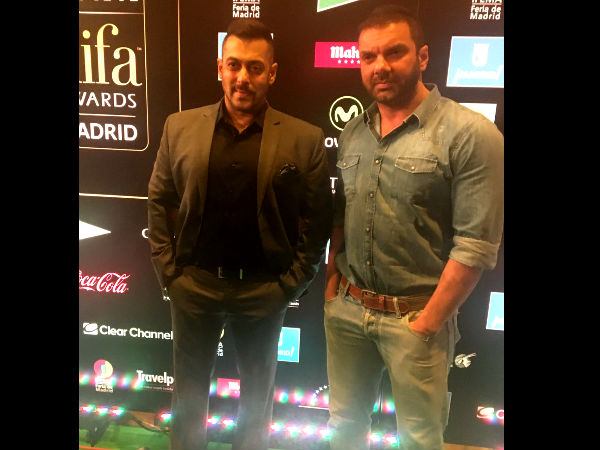 ಐಫಾ ಪ್ರಶಸ್ತಿ 2016 ಪ್ರಶಸ್ತಿ ಪ್ರದಾನ ಸಮಾರಂಭದಲ್ಲಿ ಸಲ್ಮಾನ್ ಖಾನ್ ಸಹೋದರರು