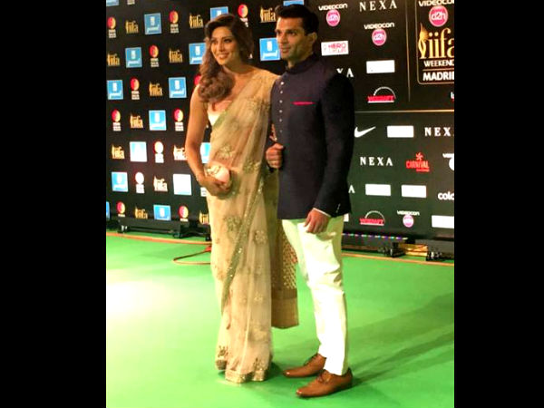 ಐಫಾ ಪ್ರಶಸ್ತಿ 2016 ಪ್ರಶಸ್ತಿ ಪ್ರದಾನ ಸಮಾರಂಭದಲ್ಲಿ ನವ ದಂಪತಿ ಬಿಪಾಶಾ ಬಸು ಮತ್ತು ಕರಣ್ ಸಿಂಗ್ ಗ್ರೋವರ್