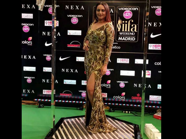 ಐಫಾ ಪ್ರಶಸ್ತಿ 2016 ಪ್ರಶಸ್ತಿ ಪ್ರದಾನ ಸಮಾರಂಭದಲ್ಲಿ ನಟಿ ಸೋನಾಕ್ಷಿ ಸಿನ್ಹ