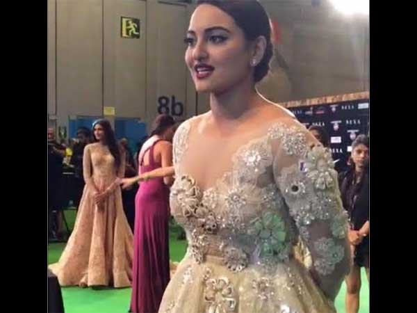 ಐಫಾ ಪ್ರಶಸ್ತಿ 2016 ಪ್ರಶಸ್ತಿ ಪ್ರದಾನ ಸಮಾರಂಭದಲ್ಲಿ ನಟಿ ಸೋನಾಕ್ಷಿ ಸಿನ್ಹ