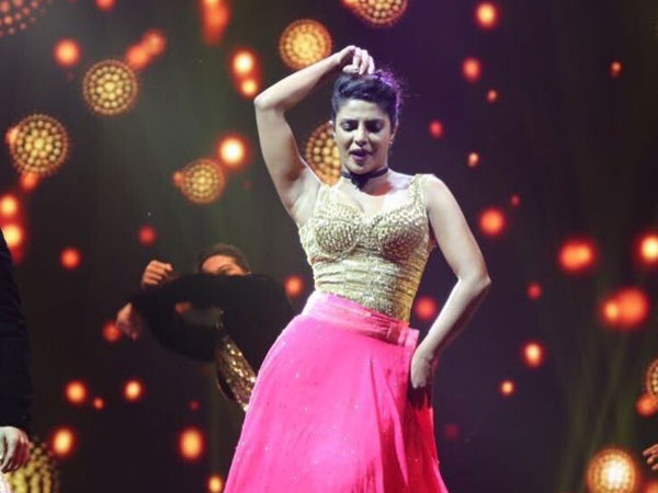 ಐಫಾ ಪ್ರಶಸ್ತಿ 2016 ಪ್ರಶಸ್ತಿ ಪ್ರದಾನ ಸಮಾರಂಭದಲ್ಲಿ ನೃತ್ಯ ಪ್ರದರ್ಶನ ನೀಡಿದ ಪ್ರಿಯಾಂಕಾ ಛೋಪ್ರಾ