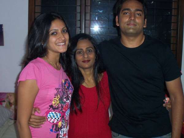 -ನಟಿ ಪ್ರಿಯಾಂಕ ರಾವ್ ತಮ್ಮ ತಾಯಿ ರೂಪ ನಂಜುಂಡ ರಾವ್ ಮತ್ತು ಅಣ್ಣ ದರ್ಶನ್ ರಾವ್ ಜೊತೆ