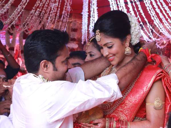 ಕೈಯಲ್ಲಿ ಎರಡು ಚಿತ್ರಗಳಿವೆ.!