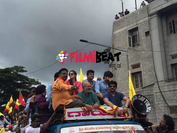 ಸ್ಯಾಂಡಲ್ ವುಡ್ ನಟರ ಮೆರವಣಿಗೆ ಆರಂಭ
