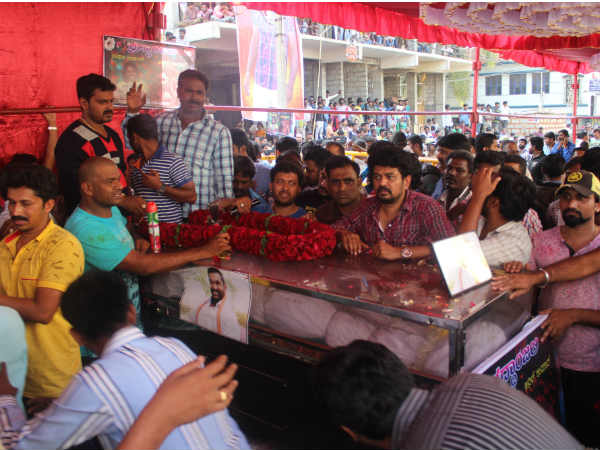 ಅಂತಿಮ ದರ್ಶನ ಪಡೆದ ಕನ್ನಡ ಸಿನಿ ತಾರೆಯರು