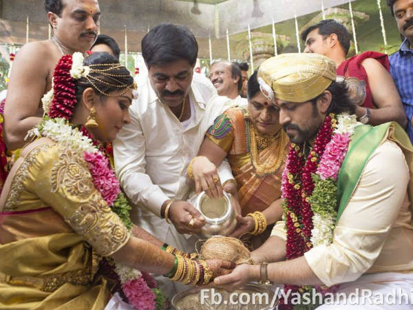 ಧಾರೆ ಎರೆದ ಯಶ್ ತಂದೆ-ತಾಯಿ