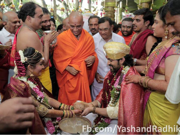 ಆಶೀರ್ವಾದ ಮಾಡಿದ ನಿರ್ಮಲಾನಂದ ಸ್ವಾಮೀಜಿ