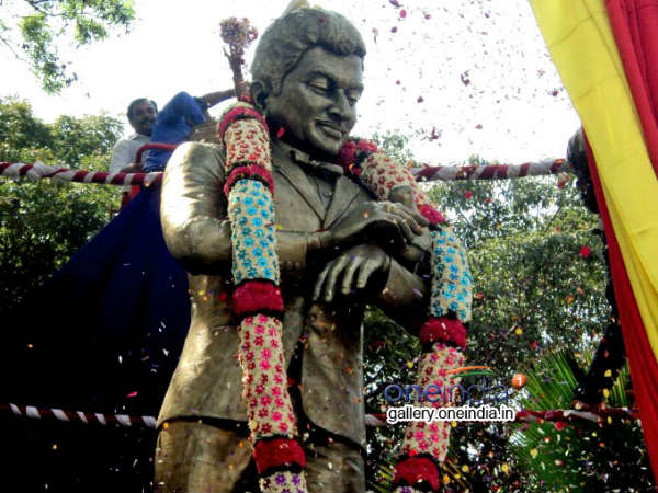 ವಿಶ್ವದಲ್ಲೇ ಅತಿಹೆಚ್ಚು ಪ್ರತಿಮೆಗಳನ್ನು ಹೊಂದಿರುವ ನಟ ಡಾ.ರಾಜ್