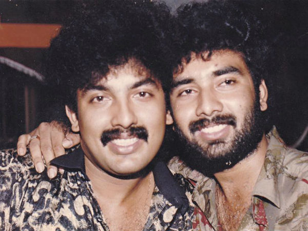 ನಾನೇ ಕ್ಯಾಸೆಟ್ ಅಂಗಡಿಗೆ ಹೋಗಿ ಹೇಳುತ್ತಿದೆ..