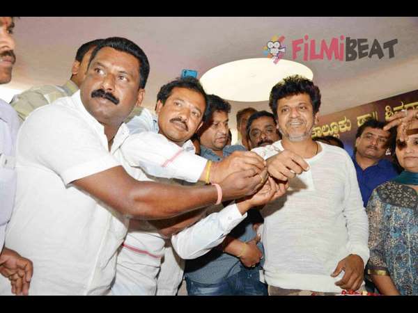 ಎಷ್ಟು ಜನ ಬರ್ತಿದ್ದಾರೆ.?
