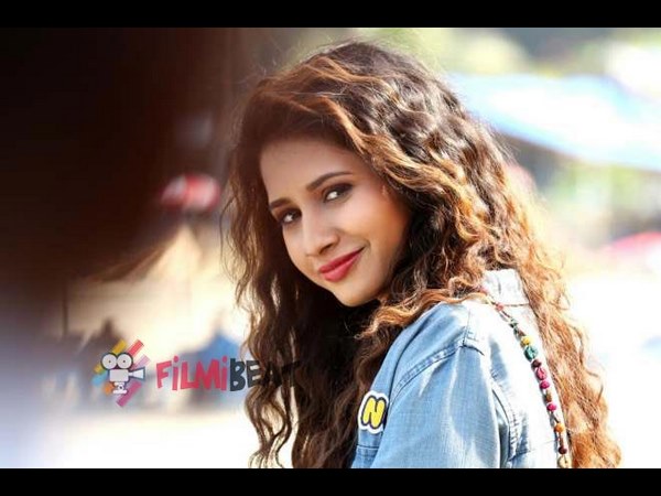 ಚತುರ್ಭಾಷಾ ತಾರೆ ಪಟ್ಟಕ್ಕೇರಿದ ಮಾನ್ವಿತಾ