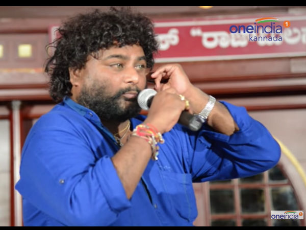 ಬ್ಲೂ ಶರ್ಟ್ ವಿತರಣೆ