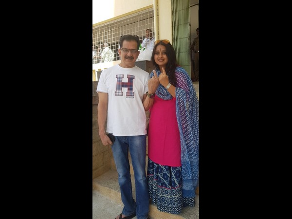ಮತದಾನ ಮಾಡಿದ ಮಾಳವಿಕಾ-ಅವಿನಾಶ್