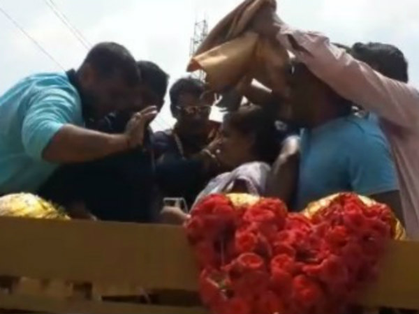 ಒಂದೆಡೆ ಪ್ರತಿಭಟನೆ, ಇನ್ನೊಂದೆಡೆ ಪ್ರಚಾರ