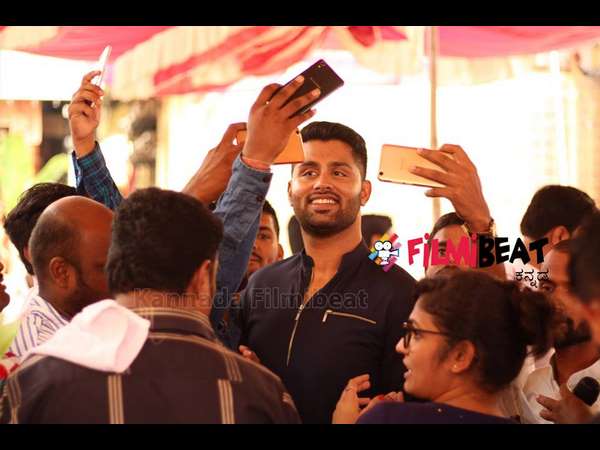 'ಮೊದಲು' ಎನ್ನುವುದು ಜೀವನದಲ್ಲಿ ತುಂಬ ಮುಖ್ಯ. ನೀವು ಇಂದು ಚಿತ್ರರಂಗಕ್ಕೆ ಮೊದಲ ಹೆಜ್ಜೆ ಇಟ್ಟಿದ್ದೀರಾ ಹೇಗನಿಸುತ್ತಿದೆ?