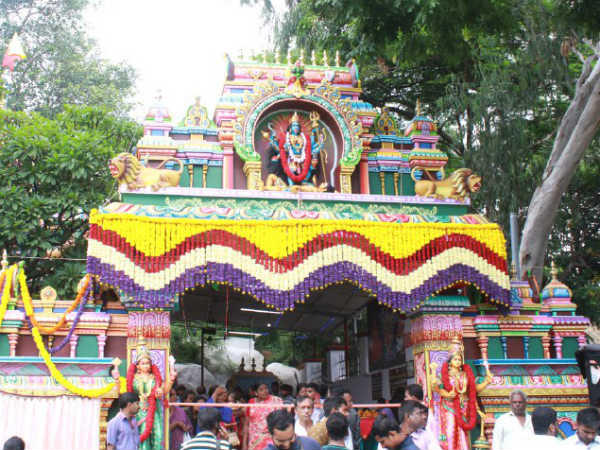 ದೇವಸ್ಥಾನಕ್ಕಾಗಿ ಹೆಬ್ಬಾಗಿಲು ನಿರ್ಮಿಸಿದ ಸೃಜನ್