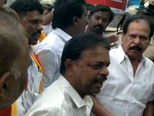 ಮಂತ್ರಿ ಮಾಲ್ ಮುಂದೆ ಕರವೇ ಕಾರ್ಯಕರ್ತರ ಪ್ರತಿಭಟನೆ