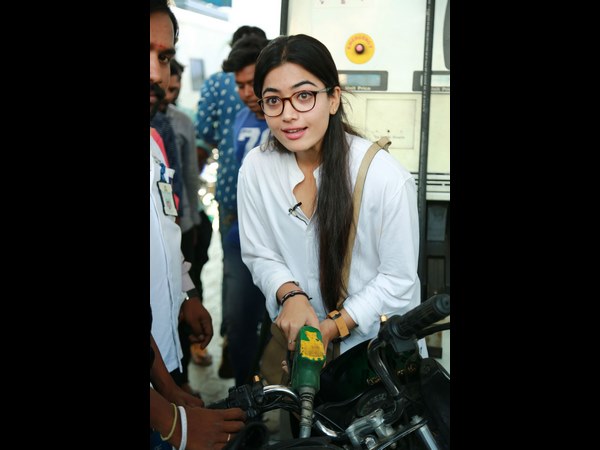 ಪೆಟ್ರೋಲ್ ಬಂಕ್ ನಲ್ಲಿ ಕೆಲಸ ಮಾಡಿದ ರಶ್ಮಿಕಾ ಮಂದಣ್ಣ