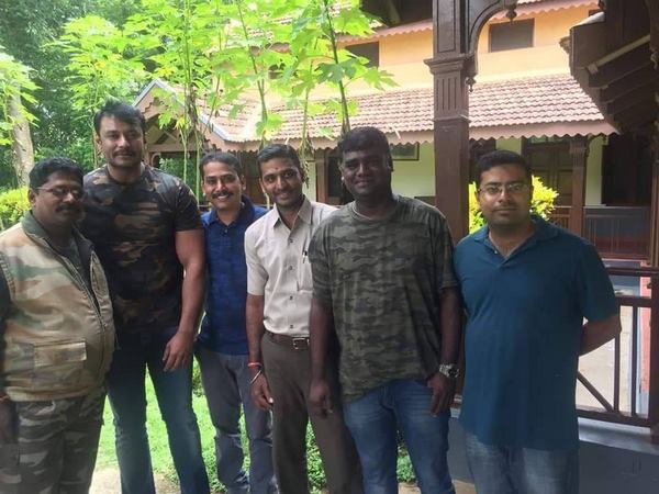 ಹಳ್ಳಿ ಅಭಿಮಾನಿಗಳನ್ನ ಭೆಟಿ ಮಾಡಿದ ದಾಸ