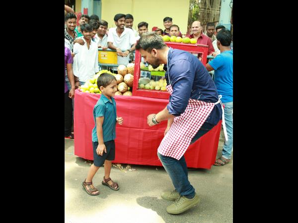 ಮೂಸಂಬಿ ಜ್ಯೂಸ್ ಮಾರಿದ ಧನಂಜಯ್