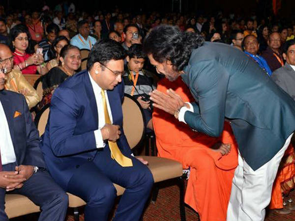 ತಲೆಬಾಗಿ ನಮಸ್ಕರಿಸಿದ ಉಪ್ಪಿ