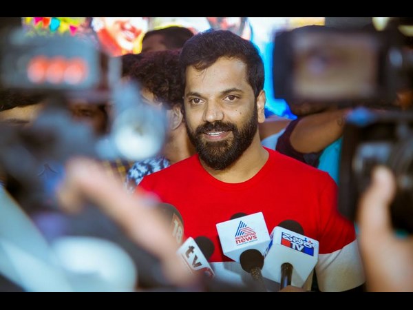 ಮಂಡ್ಯದಲ್ಲಿ ಒಂದು ಹಳ್ಳಿ ದತ್ತು ಪಡೆದಿದ್ದಾರೆ