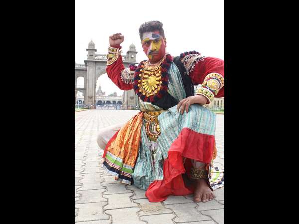 ನೂರಕ್ಕೂ ಹೆಚ್ಚು ಕಲಾವಿದರು