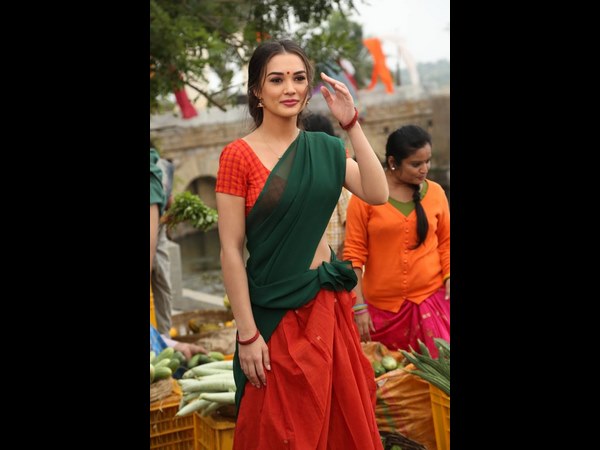 ಕೆಲವು ಕಡೆ ಅಡ್ಡಗಾಲು ಹಾಕುವ ಹಾಡುಗಳು