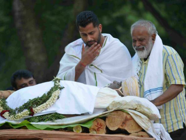 ಒಡೆಯನಿಲ್ಲದ ಮನೆಯ ಕಾಯಬೇಕು