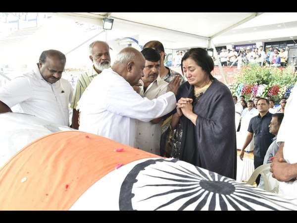 ರಾಜನಾಗಿ ಬಾಳಿದರು, ರಾಜನಾಗಿಯೇ ಹೋದರು