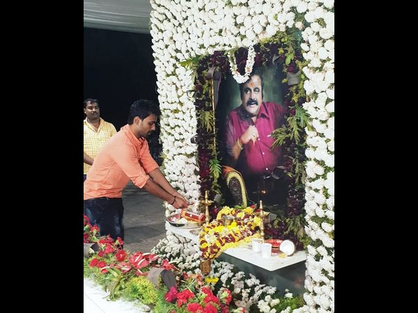 ಅಂಬಿ ಸಮಾಧಿಗೆ ನವೀನ್ ಸಜ್ಜು ನಮನ