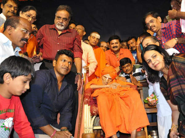 'ದೊಡ್ಮನೆ ಹುಡ್ಗ'ನಿಗೆ ಶ್ರೀಗಳು ಸಾಥ್
